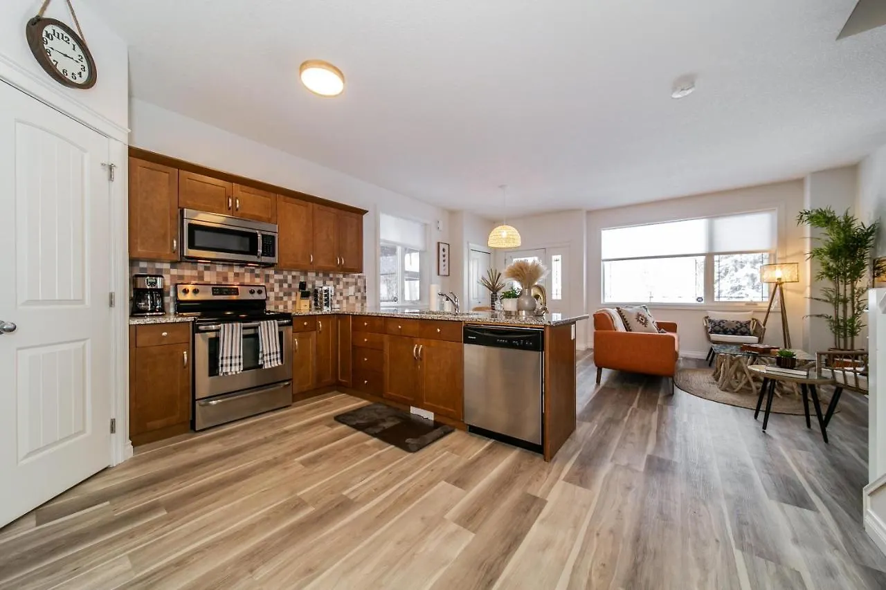 Bali Style Home - King Bed - Fireplace - Jacuzzi - Fast Wi-Fi - Free Netflix & Garage Parking Edmonton
