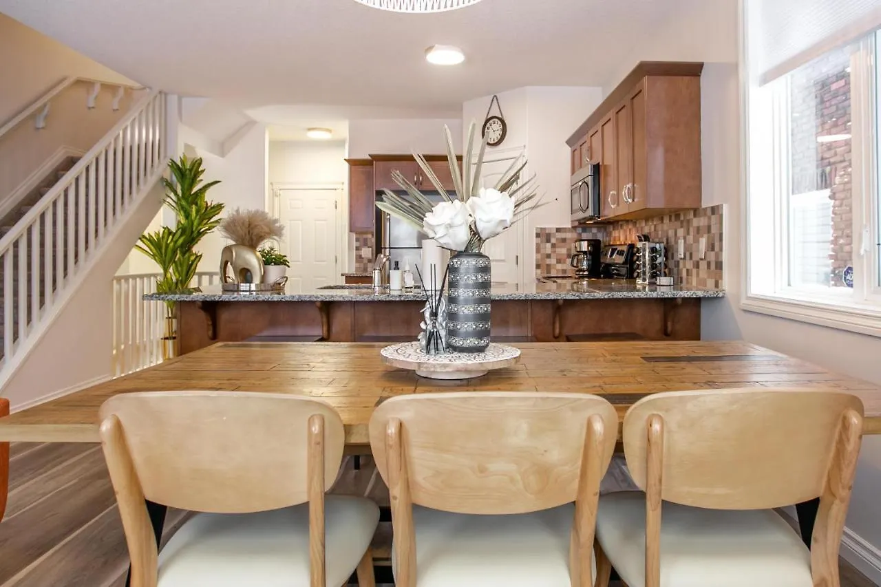 Bali Style Home - King Bed - Fireplace - Jacuzzi - Fast Wi-Fi - Free Netflix & Garage Parking Edmonton 0*,  Canada