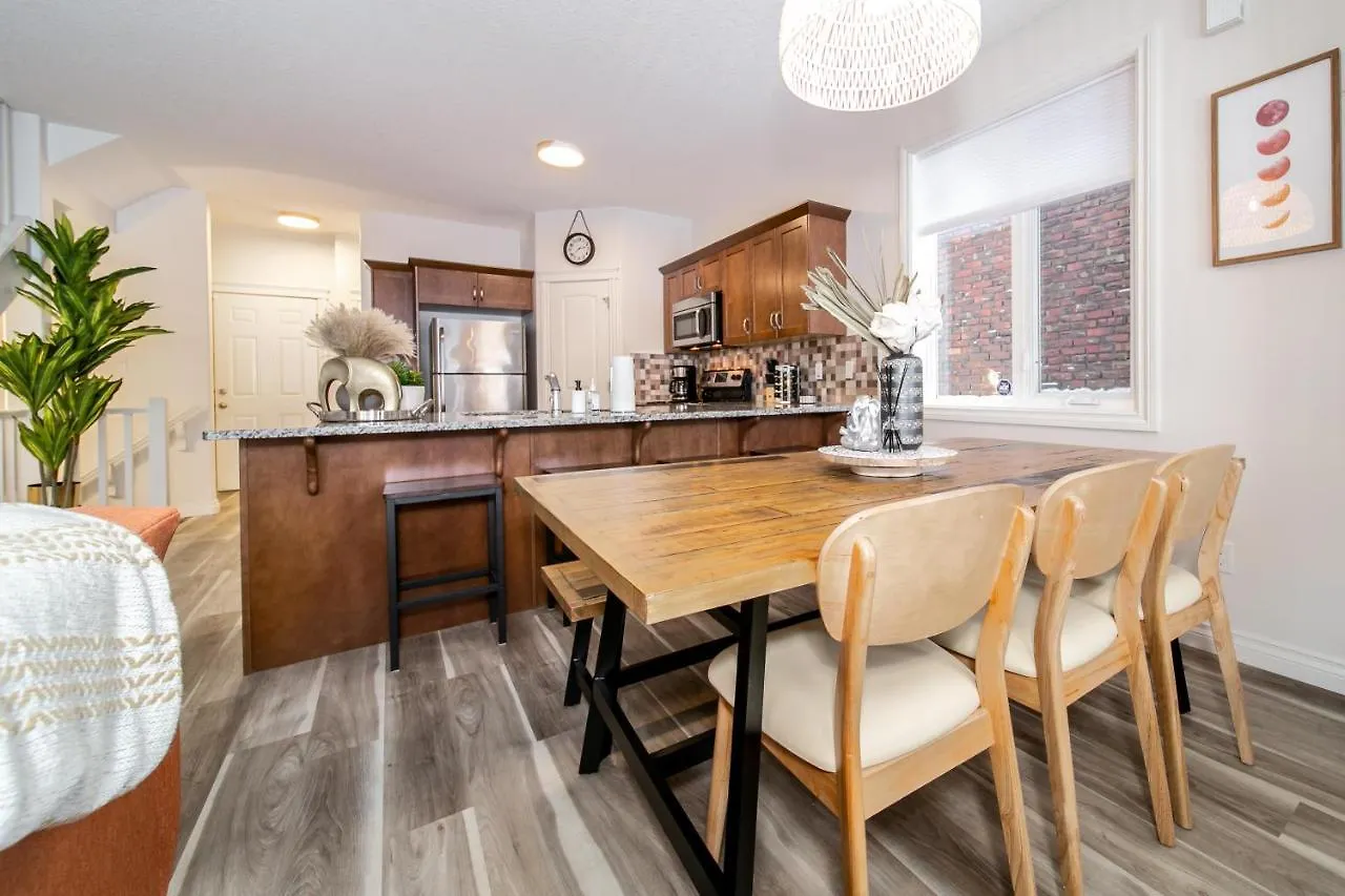 Bali Style Home - King Bed - Fireplace - Jacuzzi - Fast Wi-Fi - Free Netflix & Garage Parking Edmonton Holiday home