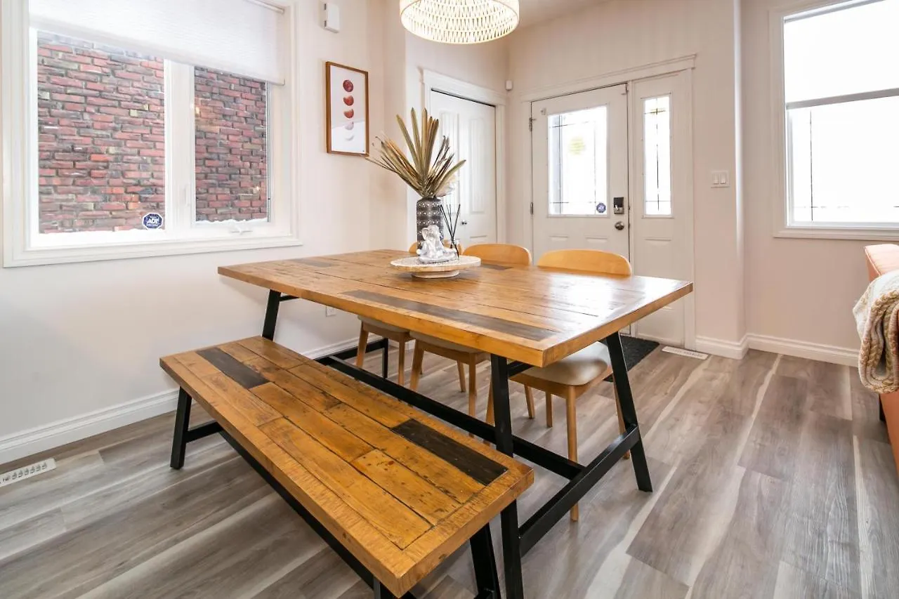Bali Style Home - King Bed - Fireplace - Jacuzzi - Fast Wi-Fi - Free Netflix & Garage Parking Edmonton