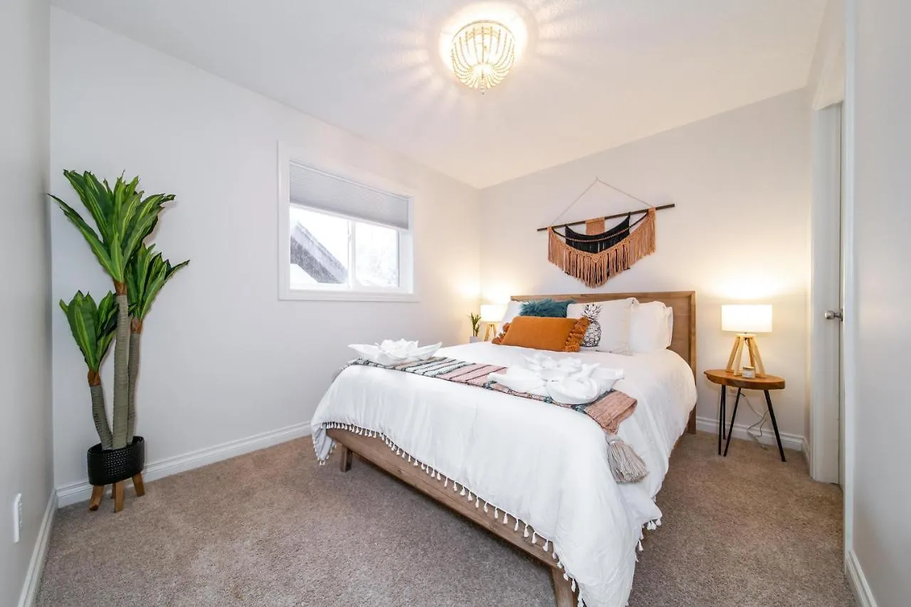 Bali Style Home - King Bed - Fireplace - Jacuzzi - Fast Wi-Fi - Free Netflix & Garage Parking Edmonton 0*,