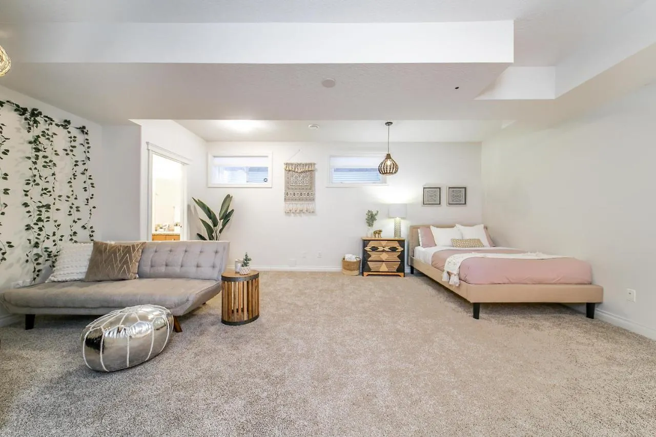 Bali Style Home - King Bed - Fireplace - Jacuzzi - Fast Wi-Fi - Free Netflix & Garage Parking Edmonton Canada