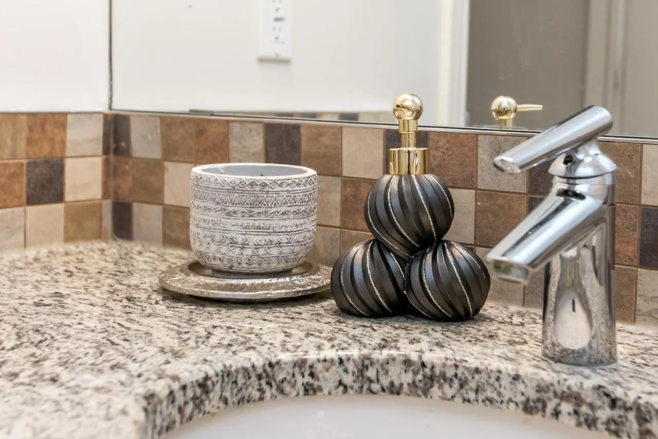 Bali Style Home - King Bed - Fireplace - Jacuzzi - Fast Wi-Fi - Free Netflix & Garage Parking Edmonton