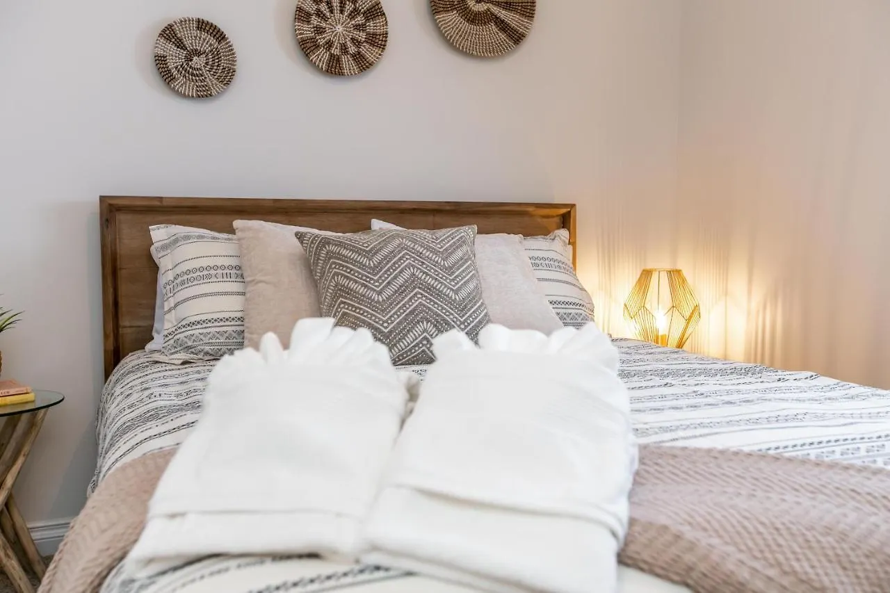 Bali Style Home - King Bed - Fireplace - Jacuzzi - Fast Wi-Fi - Free Netflix & Garage Parking Edmonton Holiday home