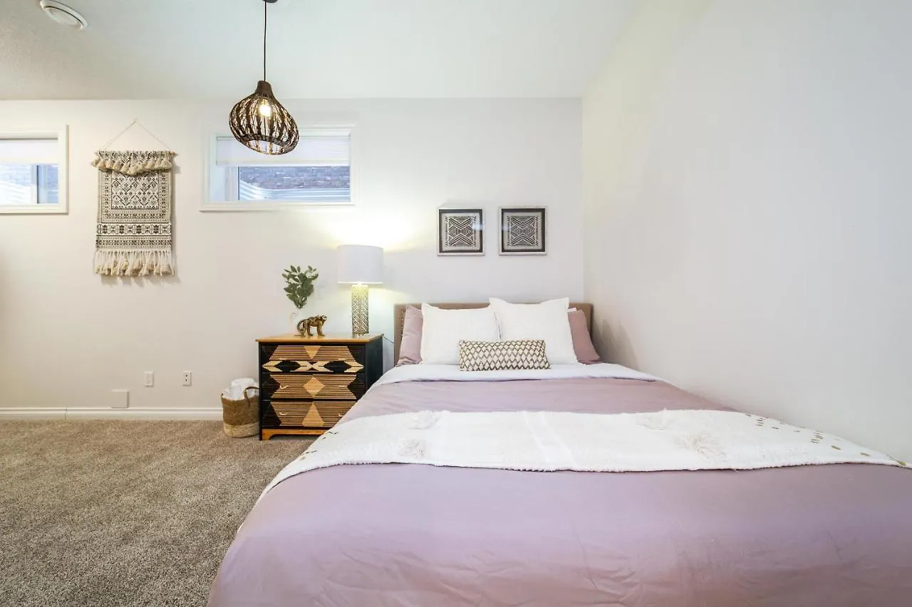 Bali Style Home - King Bed - Fireplace - Jacuzzi - Fast Wi-Fi - Free Netflix & Garage Parking Edmonton