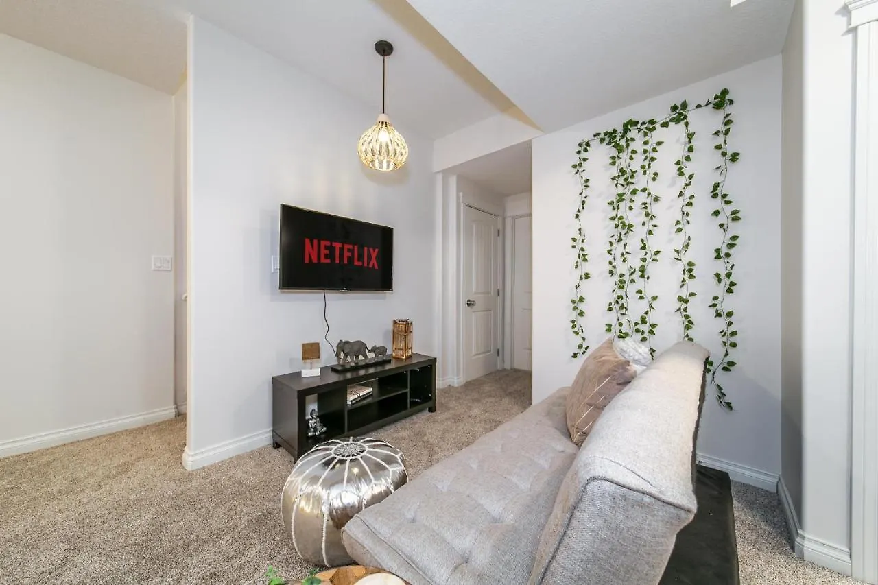 Bali Style Home - King Bed - Fireplace - Jacuzzi - Fast Wi-Fi - Free Netflix & Garage Parking Edmonton Canada