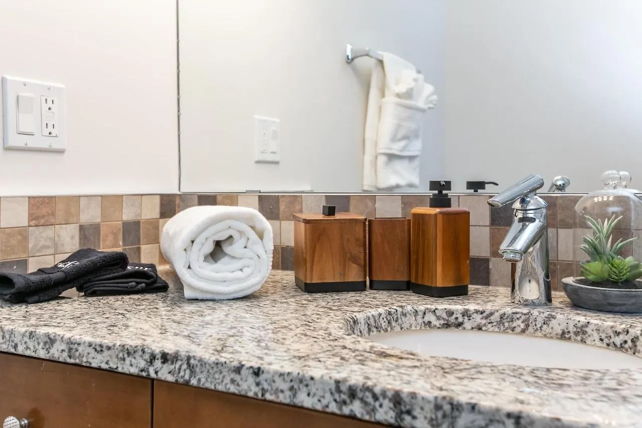 Bali Style Home - King Bed - Fireplace - Jacuzzi - Fast Wi-Fi - Free Netflix & Garage Parking Edmonton 0*,  Canada