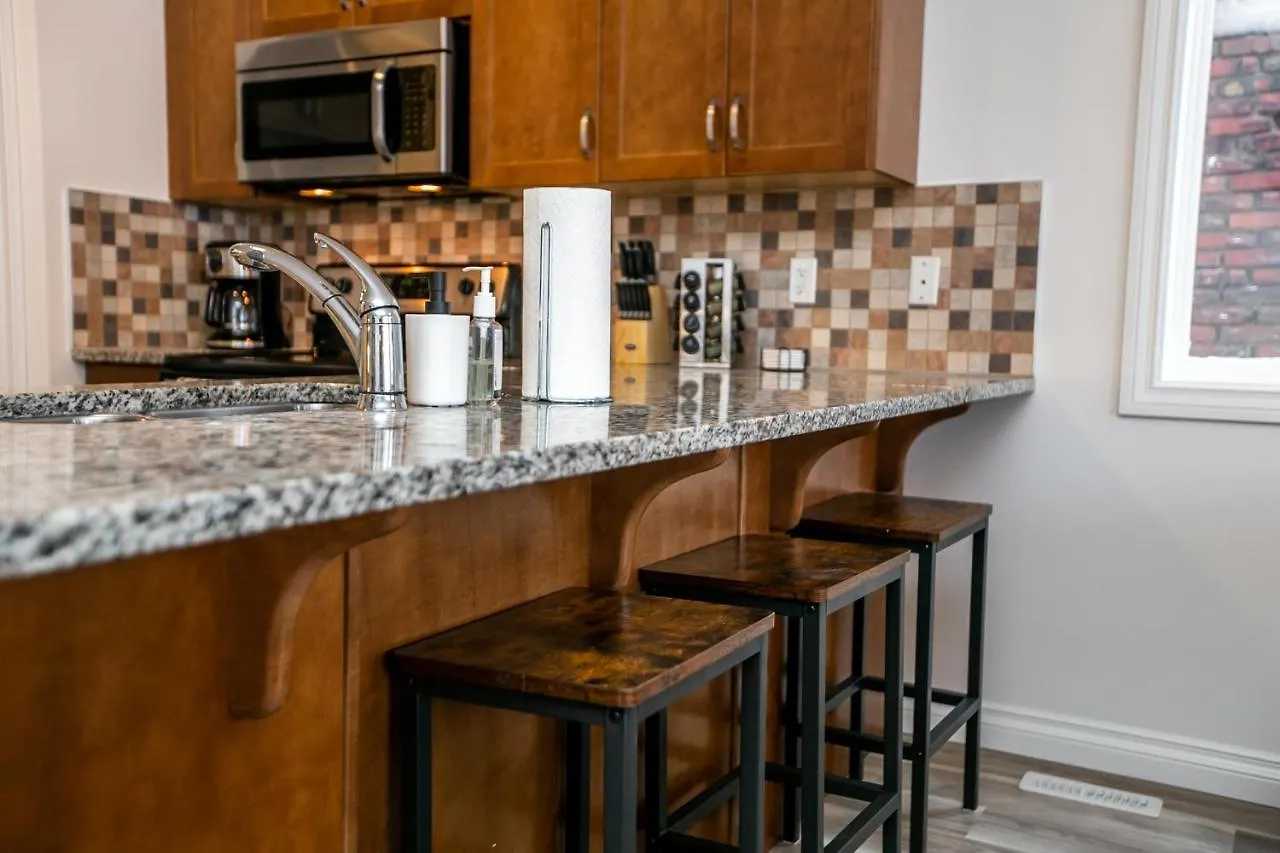 Bali Style Home - King Bed - Fireplace - Jacuzzi - Fast Wi-Fi - Free Netflix & Garage Parking Edmonton