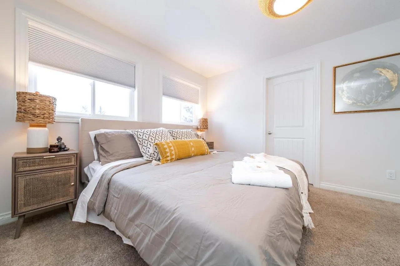 Holiday home Bali Style Home - King Bed - Fireplace - Jacuzzi - Fast Wi-Fi - Free Netflix & Garage Parking Edmonton