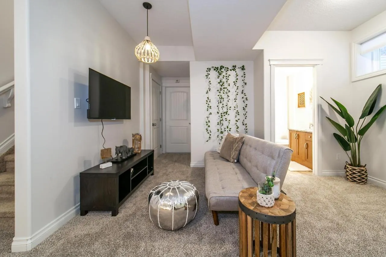 Bali Style Home - King Bed - Fireplace - Jacuzzi - Fast Wi-Fi - Free Netflix & Garage Parking Edmonton 0*,  Canada