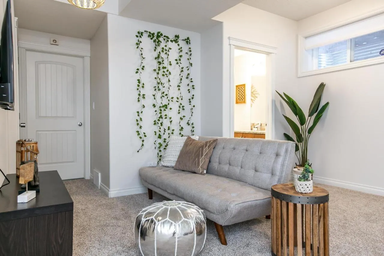 Bali Style Home - King Bed - Fireplace - Jacuzzi - Fast Wi-Fi - Free Netflix & Garage Parking Edmonton 0*,