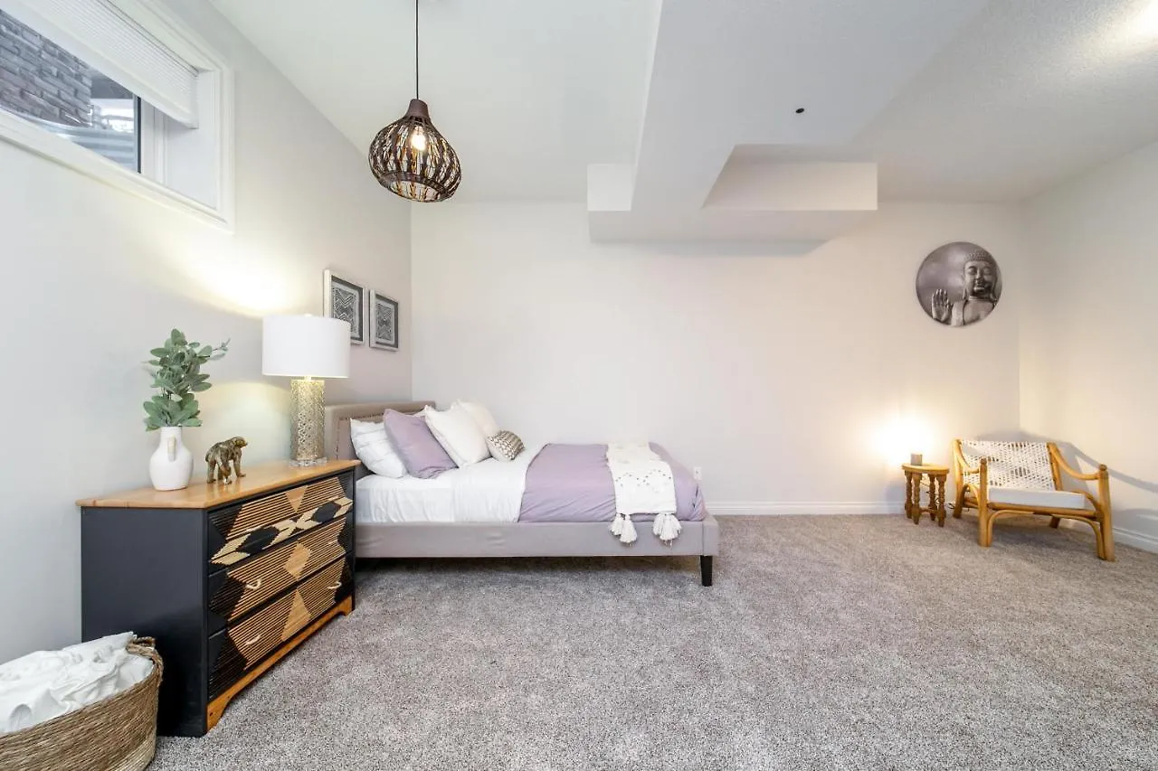 Bali Style Home - King Bed - Fireplace - Jacuzzi - Fast Wi-Fi - Free Netflix & Garage Parking Edmonton