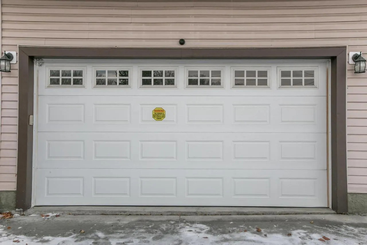 Bali Style Home - King Bed - Fireplace - Jacuzzi - Fast Wi-Fi - Free Netflix & Garage Parking Edmonton Canada