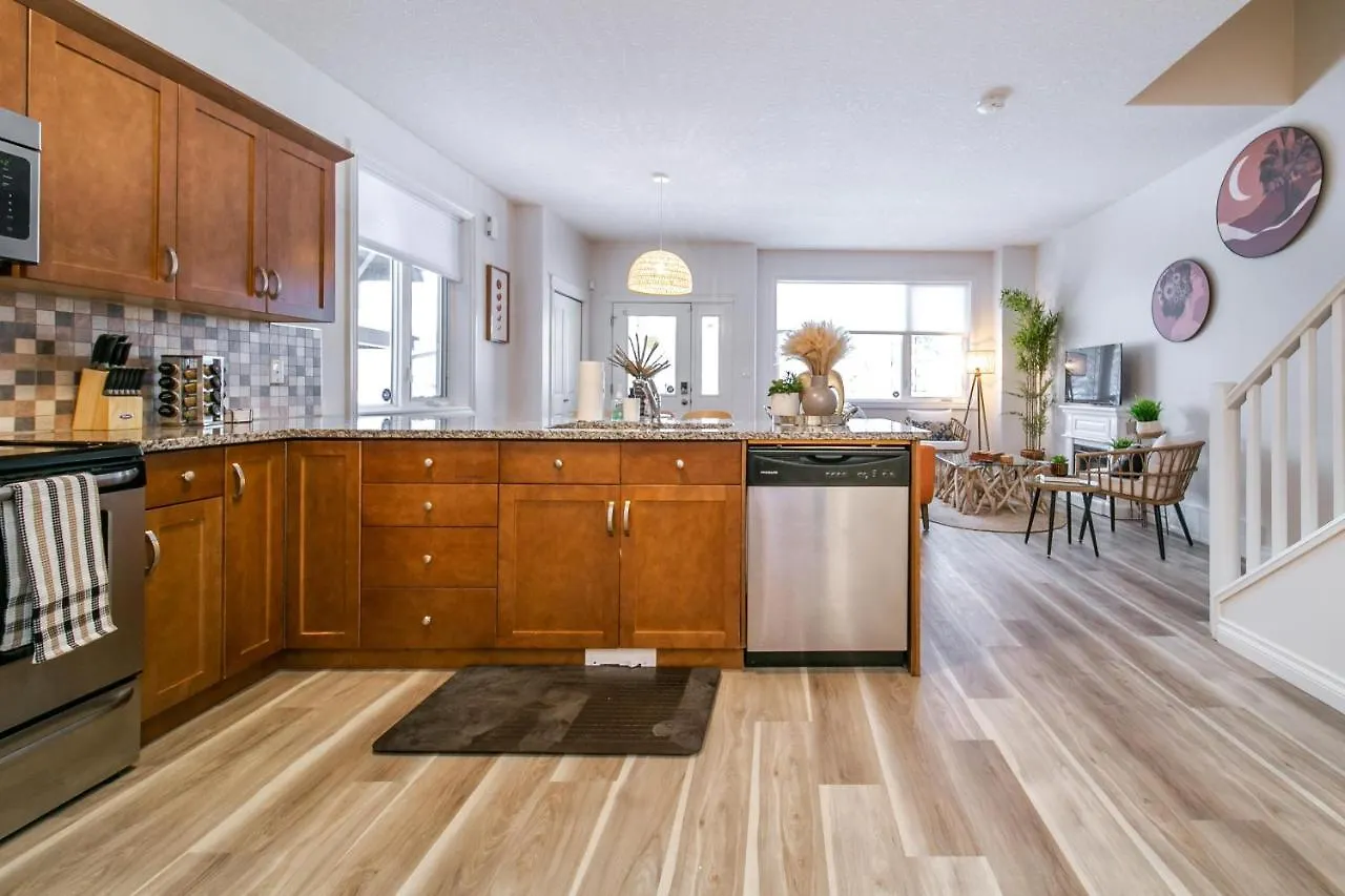 Bali Style Home - King Bed - Fireplace - Jacuzzi - Fast Wi-Fi - Free Netflix & Garage Parking Edmonton 0*,  Canada