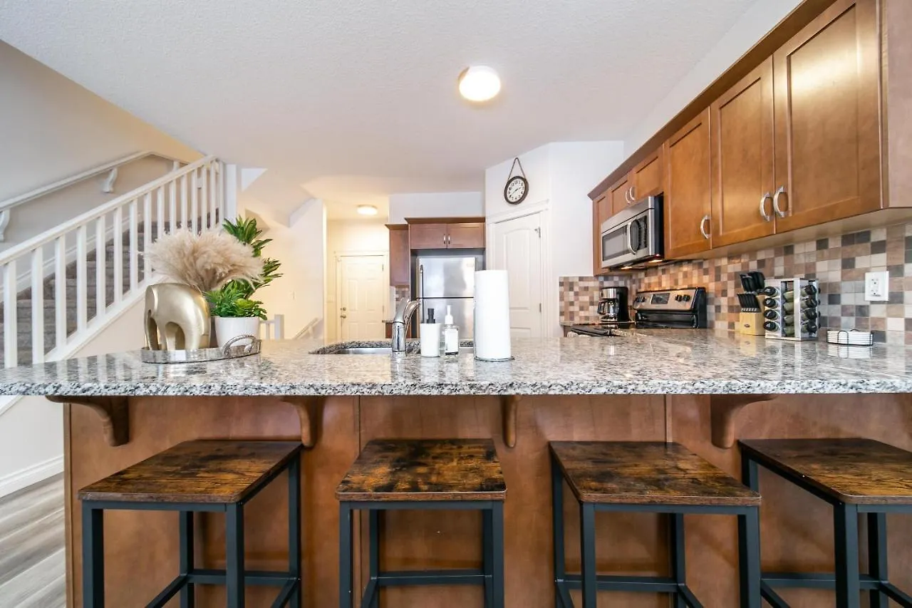 Bali Style Home - King Bed - Fireplace - Jacuzzi - Fast Wi-Fi - Free Netflix & Garage Parking Edmonton Holiday home