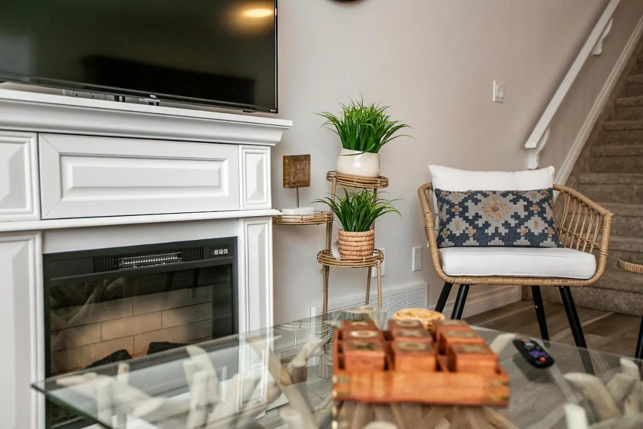 Holiday home Bali Style Home - King Bed - Fireplace - Jacuzzi - Fast Wi-Fi - Free Netflix & Garage Parking Edmonton
