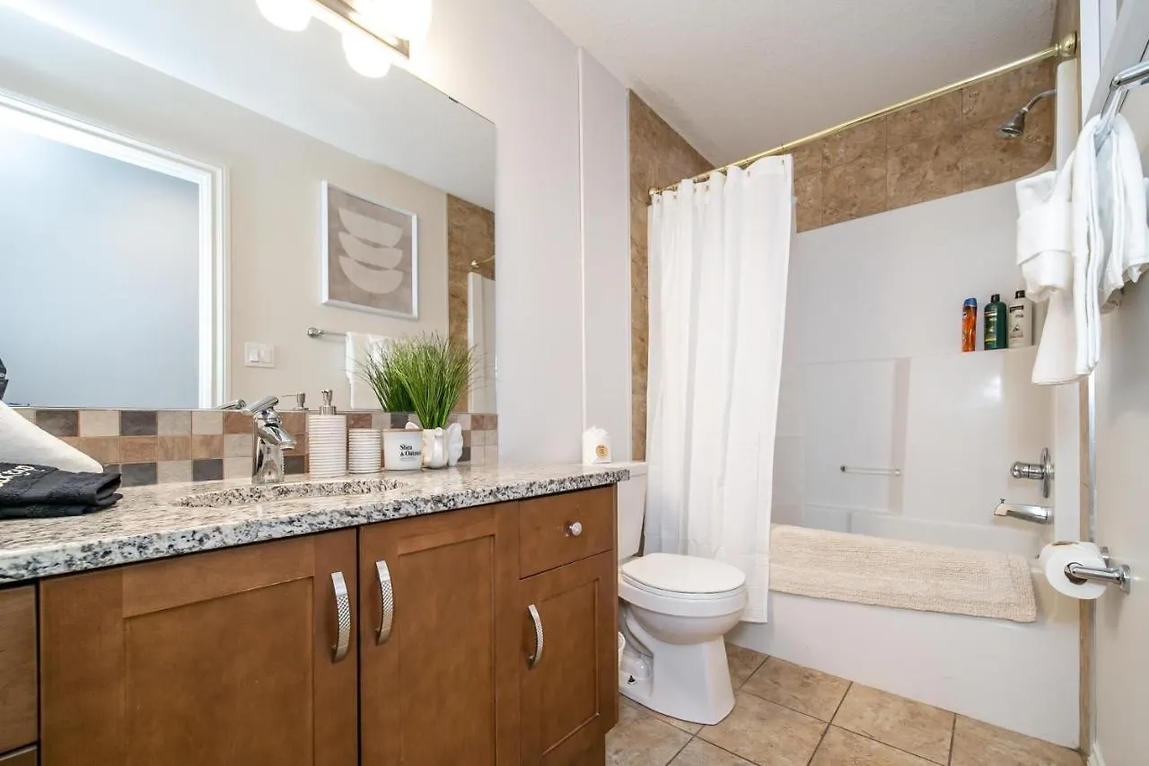 Bali Style Home - King Bed - Fireplace - Jacuzzi - Fast Wi-Fi - Free Netflix & Garage Parking Edmonton 0*,