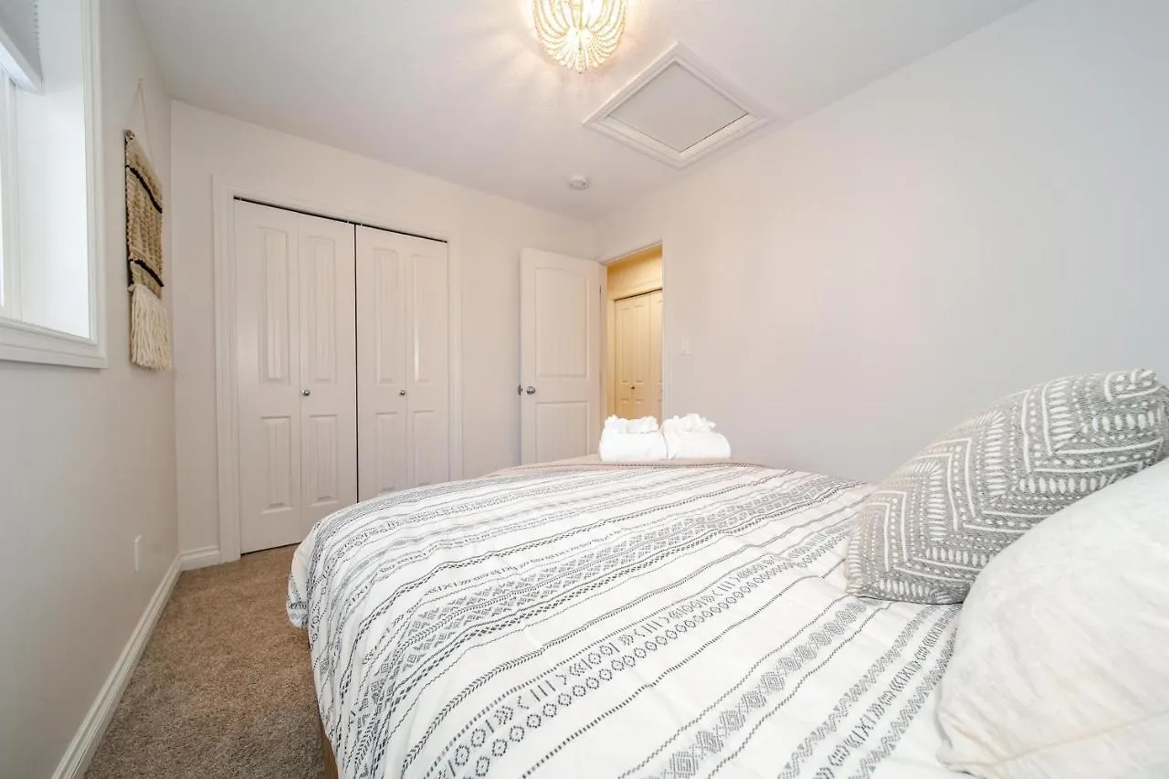 בית נופש אדמונטון Bali Style Home - King Bed - Fireplace - Jacuzzi - Fast Wi-Fi - Free Netflix & Garage Parking