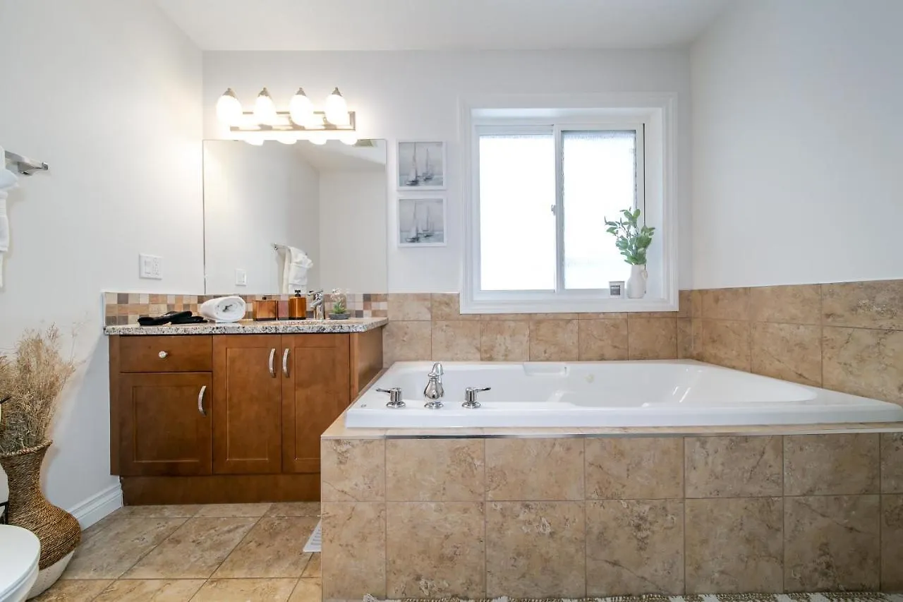 בית נופש אדמונטון Bali Style Home - King Bed - Fireplace - Jacuzzi - Fast Wi-Fi - Free Netflix & Garage Parking