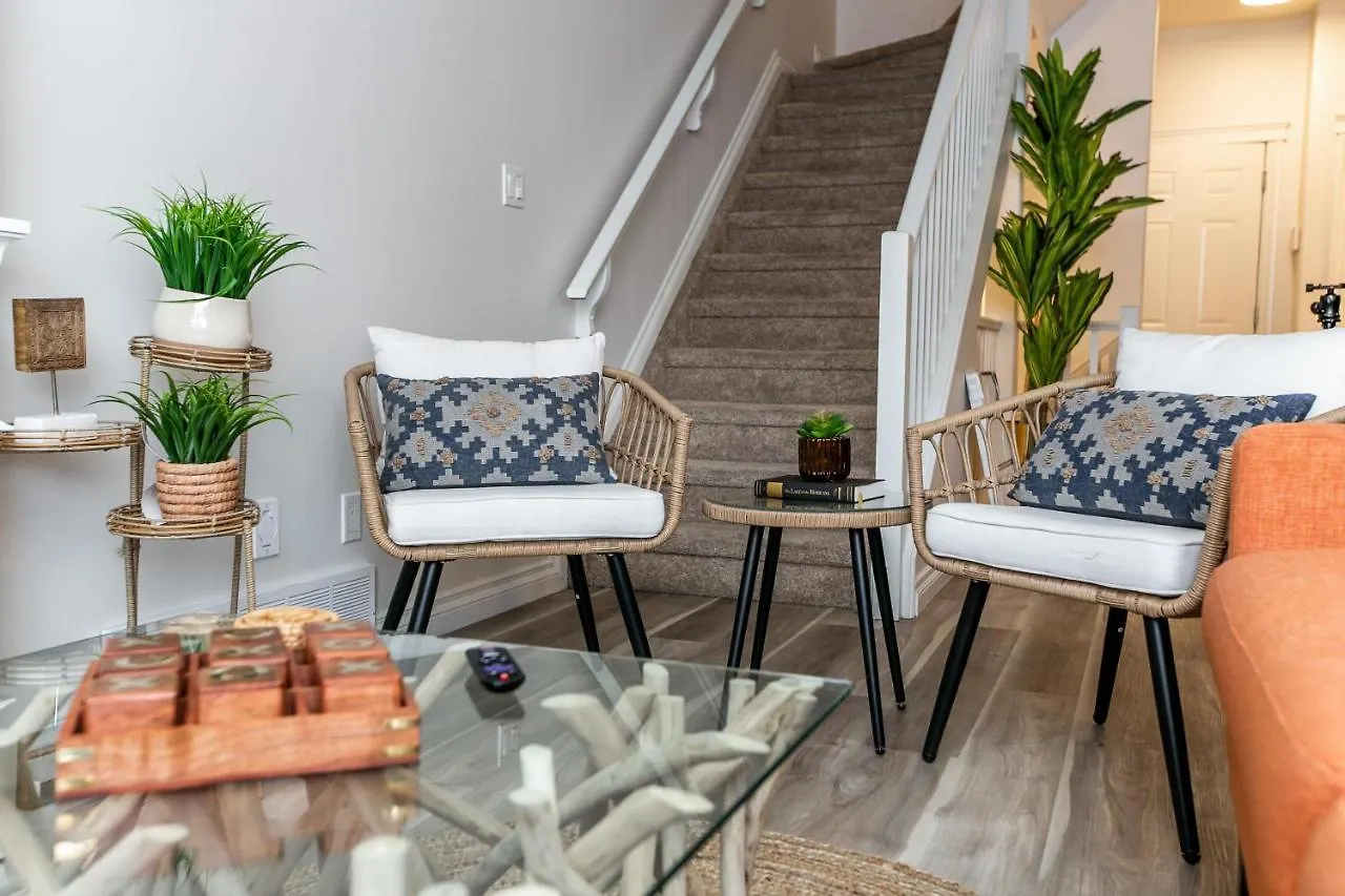 אדמונטון Bali Style Home - King Bed - Fireplace - Jacuzzi - Fast Wi-Fi - Free Netflix & Garage Parking בית נופש