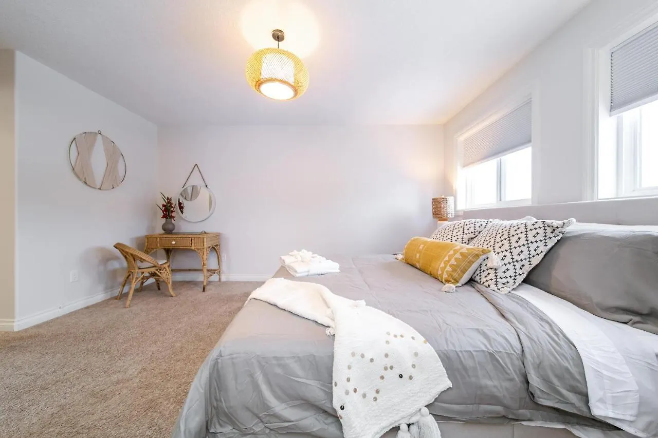 בית נופש אדמונטון Bali Style Home - King Bed - Fireplace - Jacuzzi - Fast Wi-Fi - Free Netflix & Garage Parking